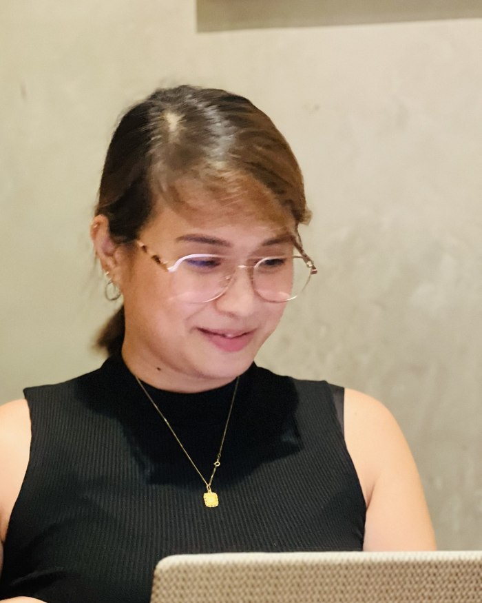 Dara Mae Salazar working at her laptop